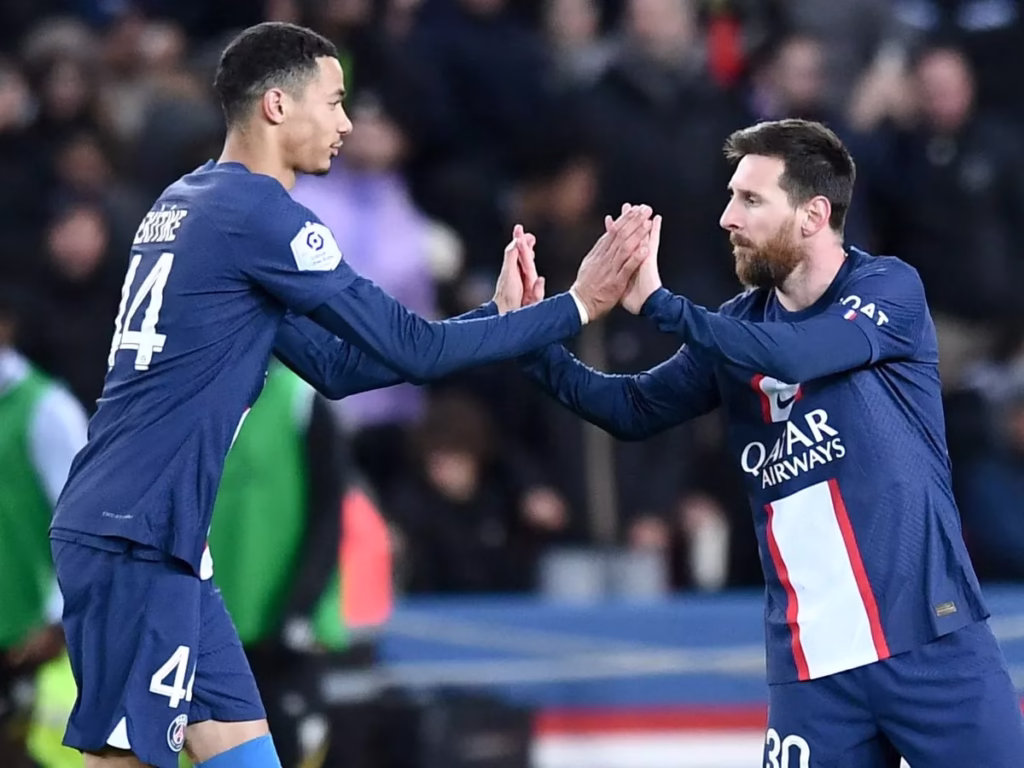 Lionel Messi's nickname for Hugo Ekitike during their time at PSG was “𝐓𝐡𝐞 𝐈𝐫𝐨𝐧 𝐑𝐨𝐝”, in reference to his wiry frame